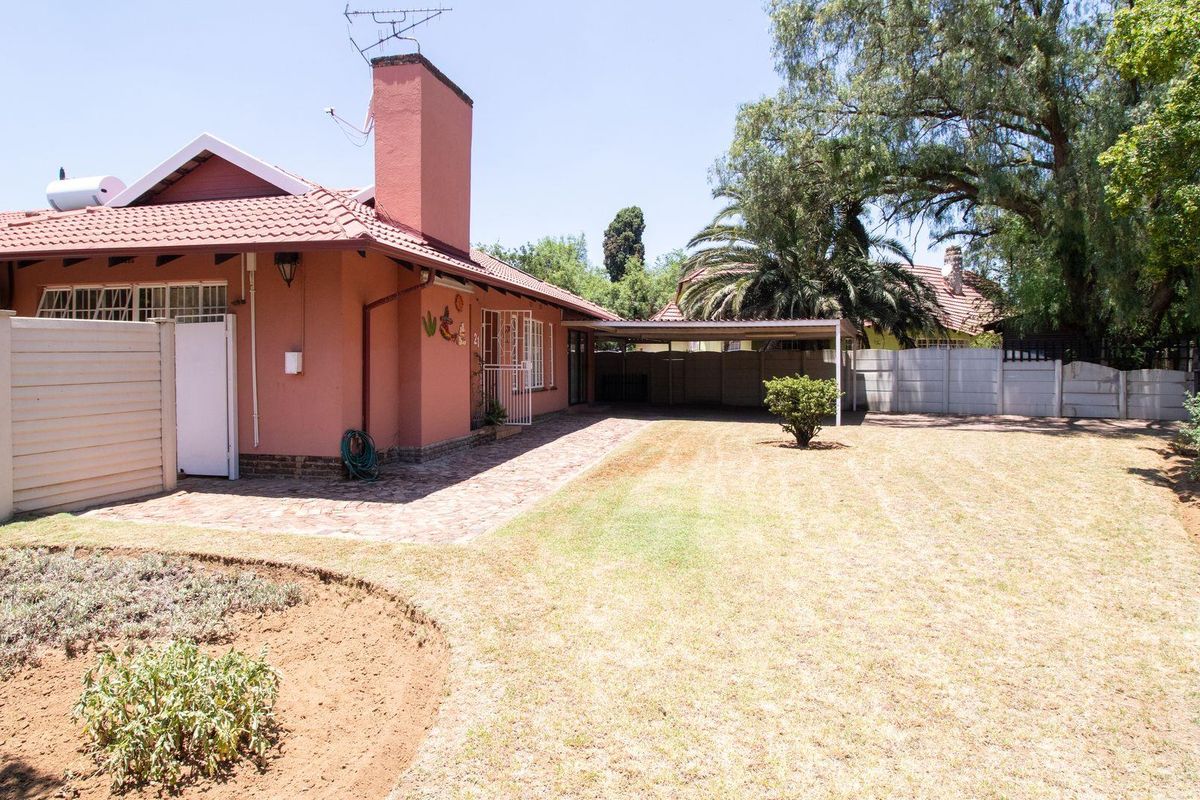 Charming Family Home with Pool & Garden in Mackenzie Park! - Photo 3