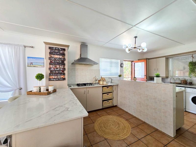 Neat family home for sale in Stilbaai-Wes. - Photo 4