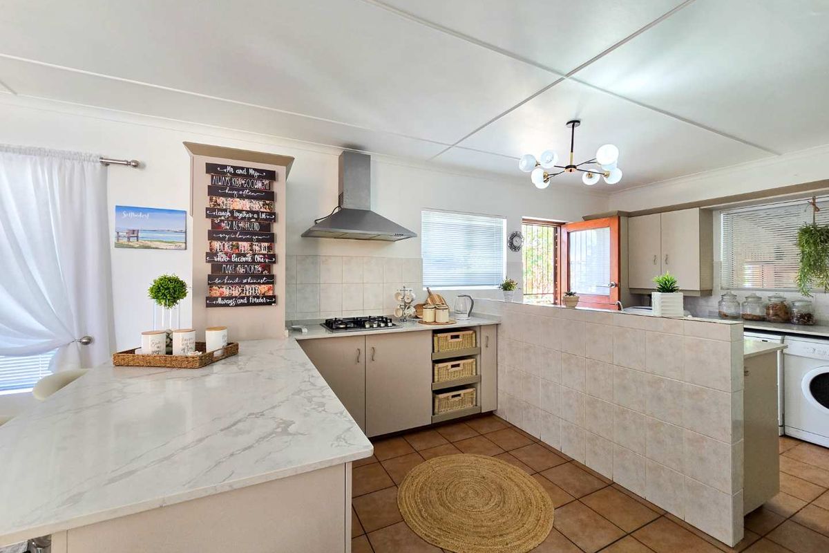 Neat family home for sale in Stilbaai-Wes. - Photo 4