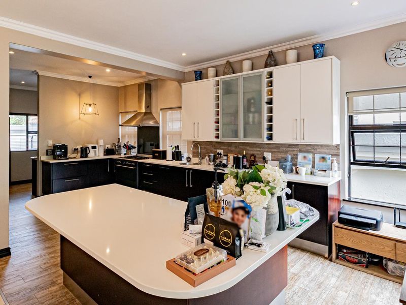 4-Bedroom Family Home with Private Pool & Full Backup Power - Photo 9