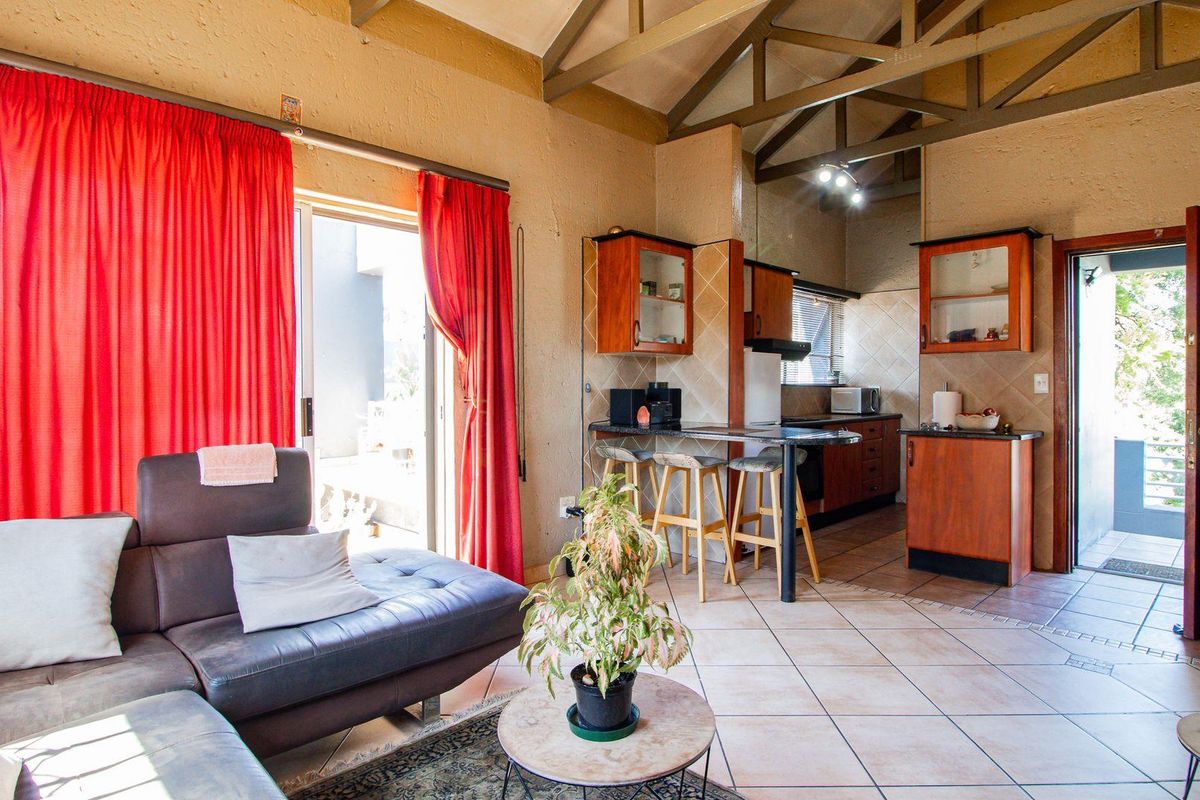 Immaculate 2 Bedroom Townhouse in the Hutch Complex - Photo 3