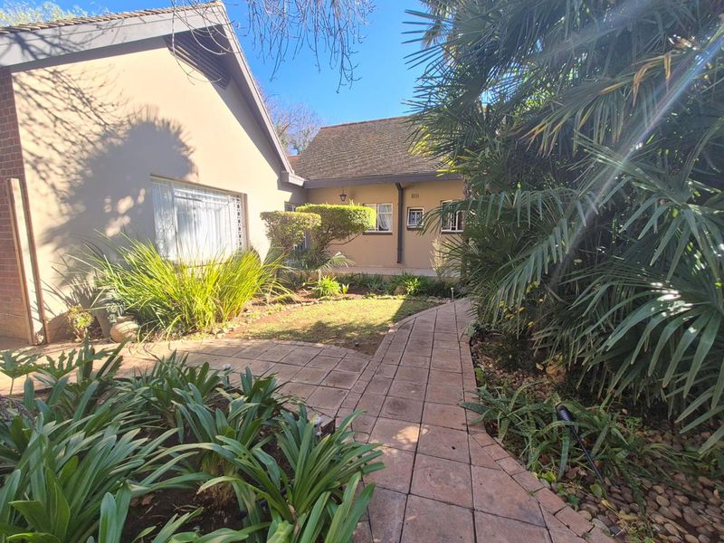 Neat at a pin, spacious family home - Photo 1