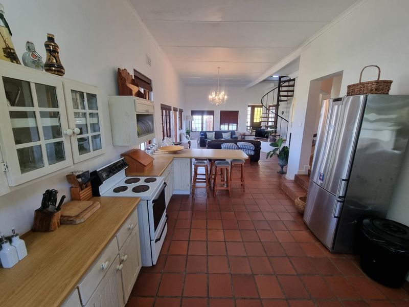 Charming Thatched Home with Ocean & Mountain Views! - Photo 9