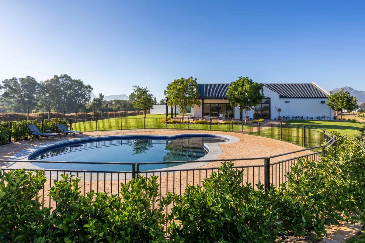 Exceptional Five-Bedroom Lakeside Home on Paarl Valleij Lifestyle Estate & Farm - Photo 5