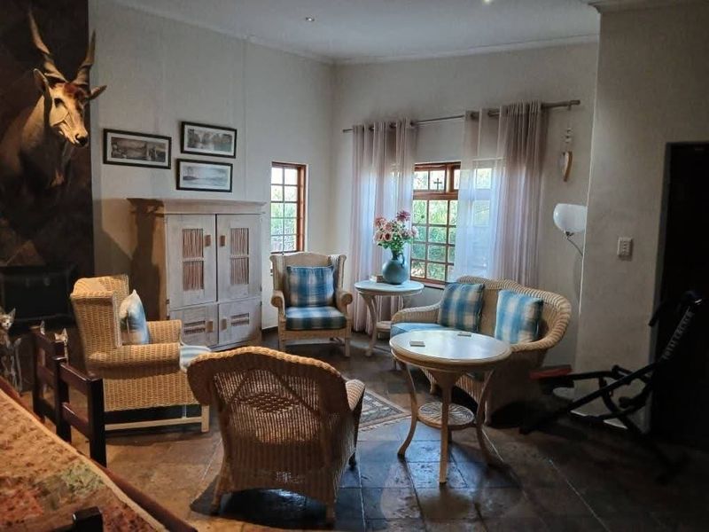 Nestled on a scenic hilltop with sweeping views over Keetmanshoop, this well-loved and beautifully maintained guesthouse offers comfort, charm and exceptional p - Photo 6