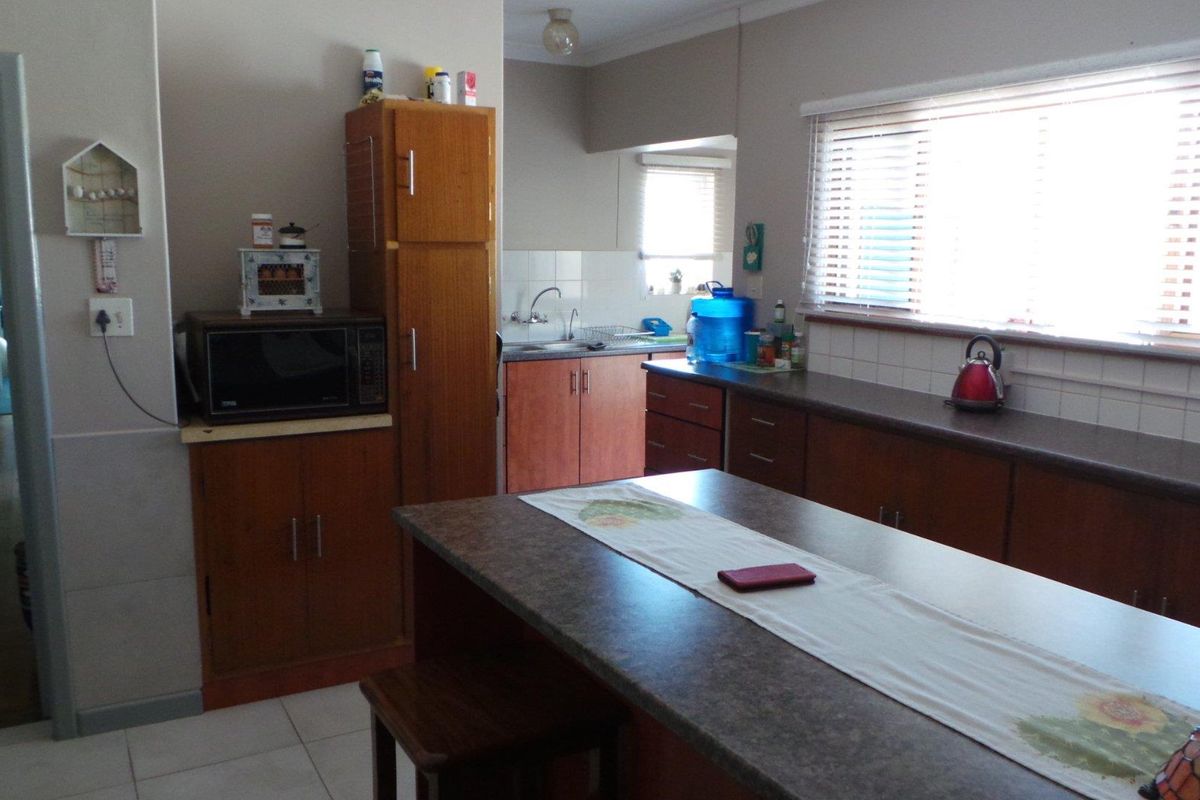 Live and Work - Zoned Business - Perfect to trade from home - Photo 5