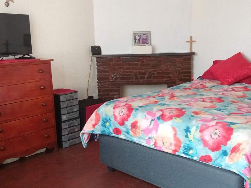 Very Neat and Secure Family Home with a Cottage - Photo 9