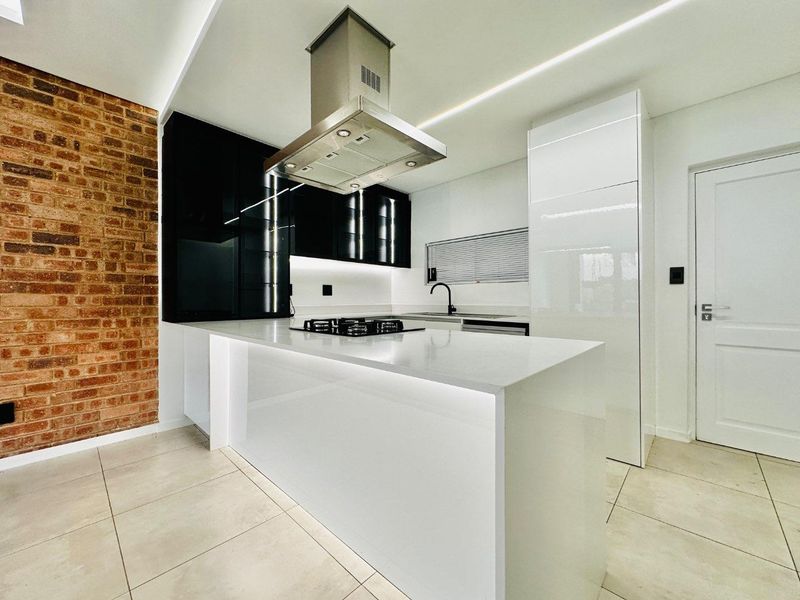 Stylish 2-Bed, 2-Bath Ground Floor Apartment with Private Splash Pool in Broadacres - Photo 2