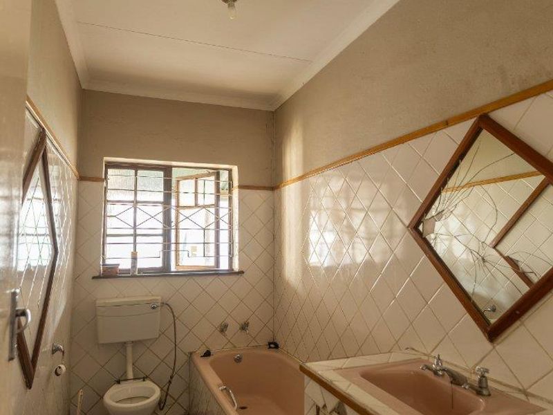 A Classic Kensington Home with Endless Potential - Photo 5