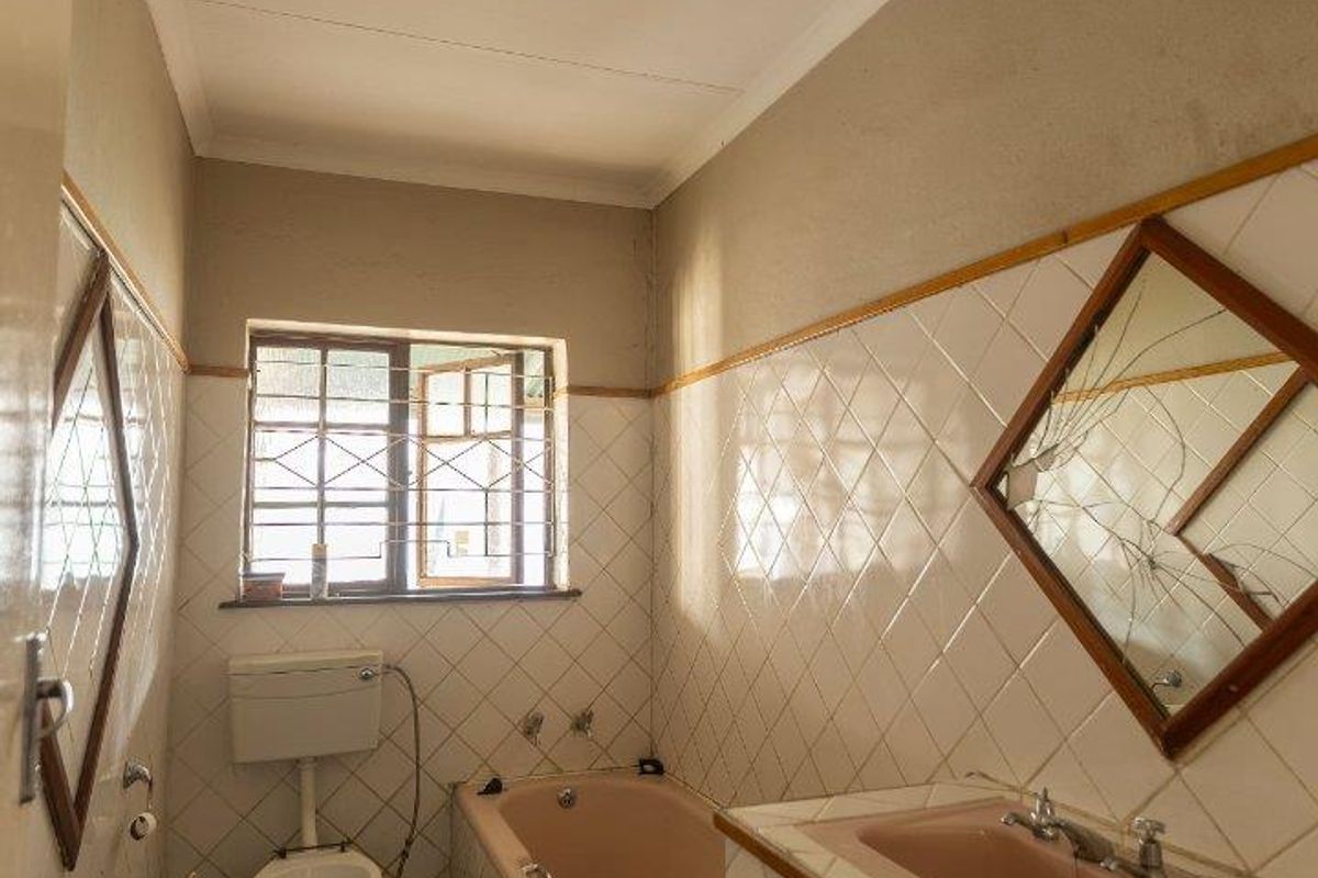 A Classic Kensington Home with Endless Potential - Photo 5