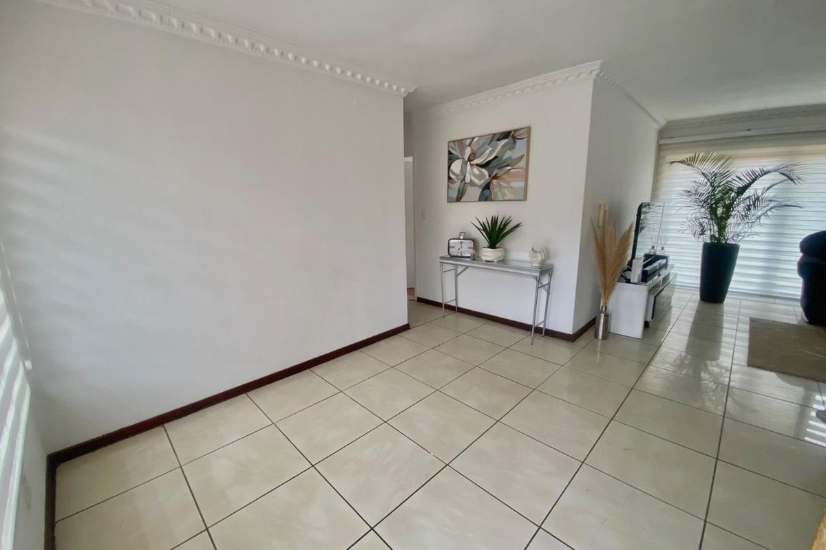 Modern Comfort Meets Effortless Living - Photo 3