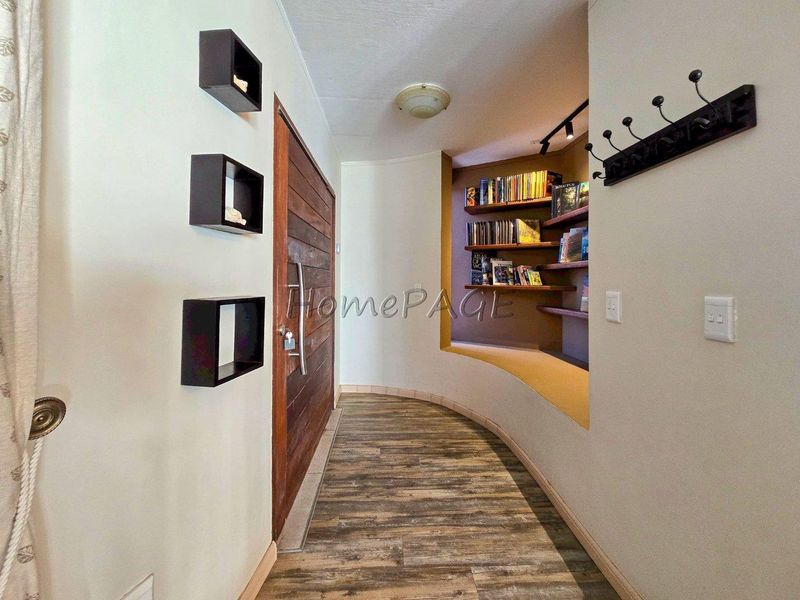 Meersig, Walvis Bay:  BEAUTIFUL, MODERN 5 Bedr home in POPULAR AREA - Photo 3