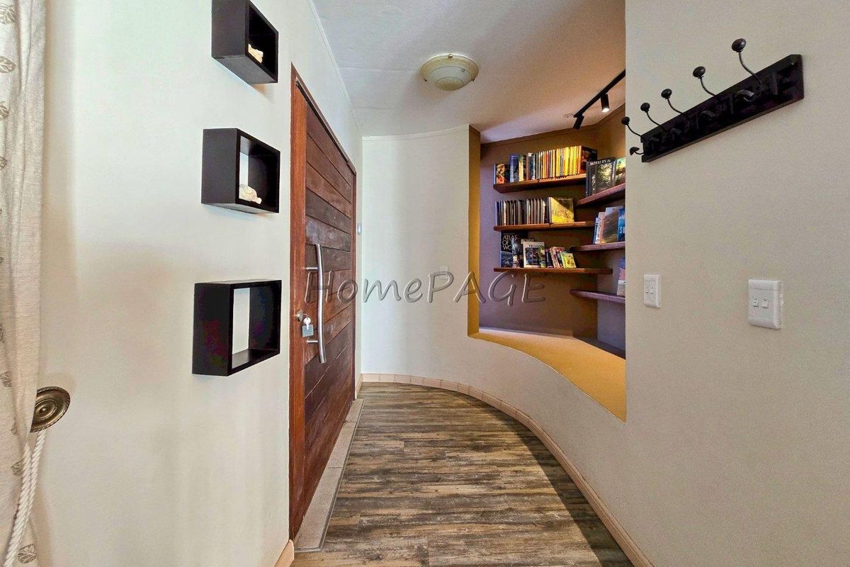 Meersig, Walvis Bay:  BEAUTIFUL, MODERN 5 Bedr home in POPULAR AREA - Photo 3