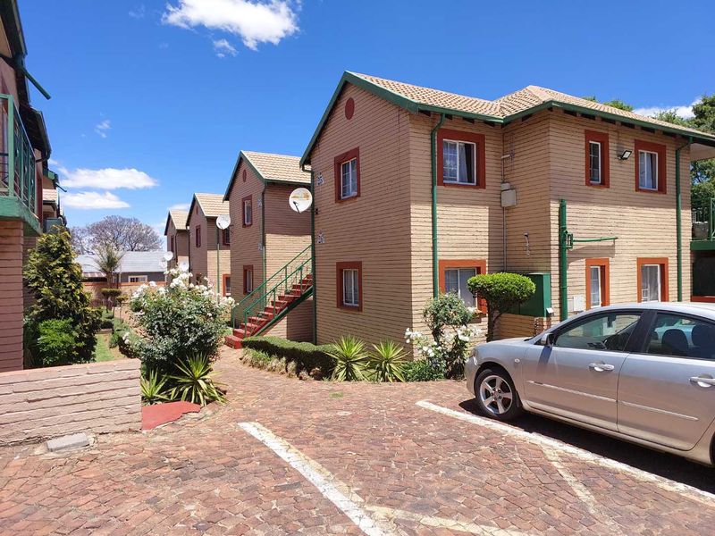 BARGAIN BUY  ! IDEAL FOR SINGLES/ A COUPLE or SMALL FAMILY! 64m2 2 Bedroom Townhouse in Alberton - Photo 2