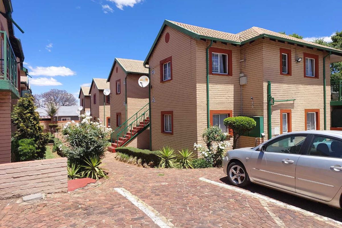 BARGAIN BUY  ! IDEAL FOR SINGLES/ A COUPLE or SMALL FAMILY! 64m2 2 Bedroom Townhouse in Alberton - Photo 2