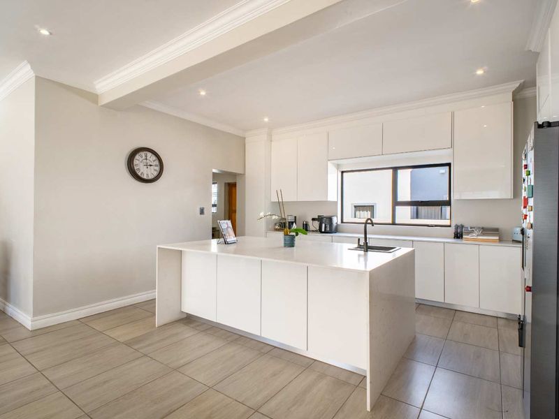 Four Bedroom Family Home in Blue Valley Golf Estate - Photo 3