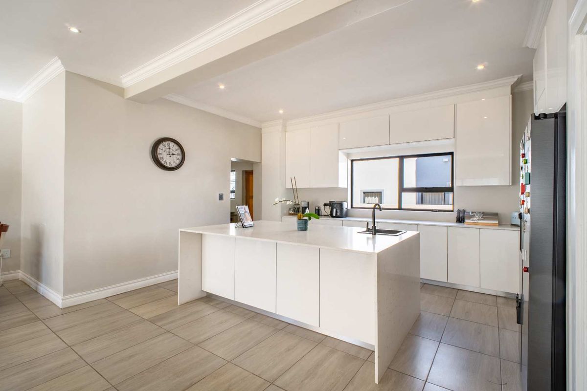 Four Bedroom Family Home in Blue Valley Golf Estate - Photo 3