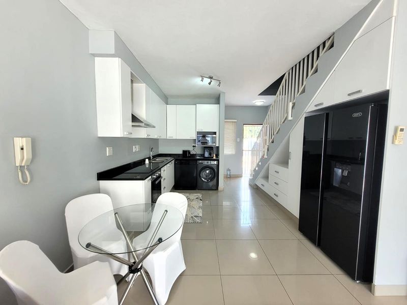 Modern Fully Furnished Two-Bedroom Duplex for Rent – Blackburn Road - Photo 4