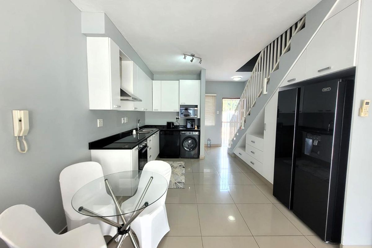 Modern Fully Furnished Two-Bedroom Duplex for Rent – Blackburn Road - Photo 4
