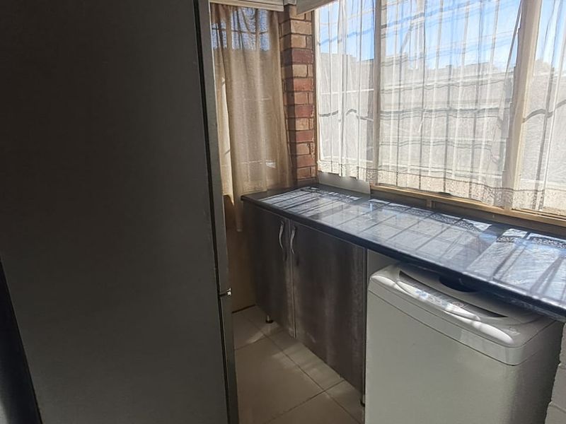 Spacious 3-Bedroom Family Home with Enclosed Patio & Double Garage - Photo 9