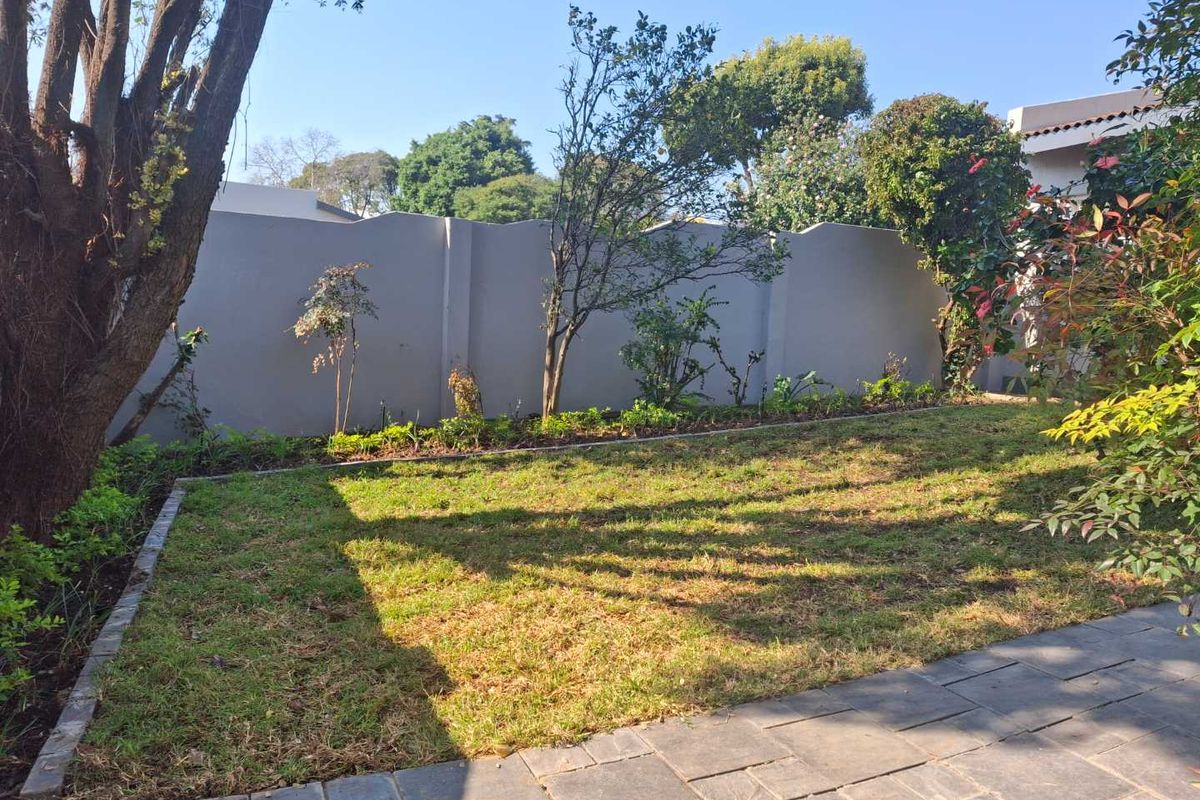 A GORGEOUS TWO BEDROOM RENOVATED SIMPLEX - Photo 3