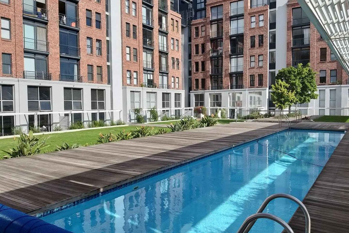 2 bed duplex in sought after Wembley square - Photo 4