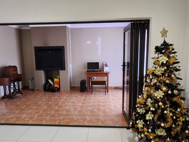 Modern Comfort Meets Space — Stylish 3-Bed Townhouse in New Redruth - Photo 9