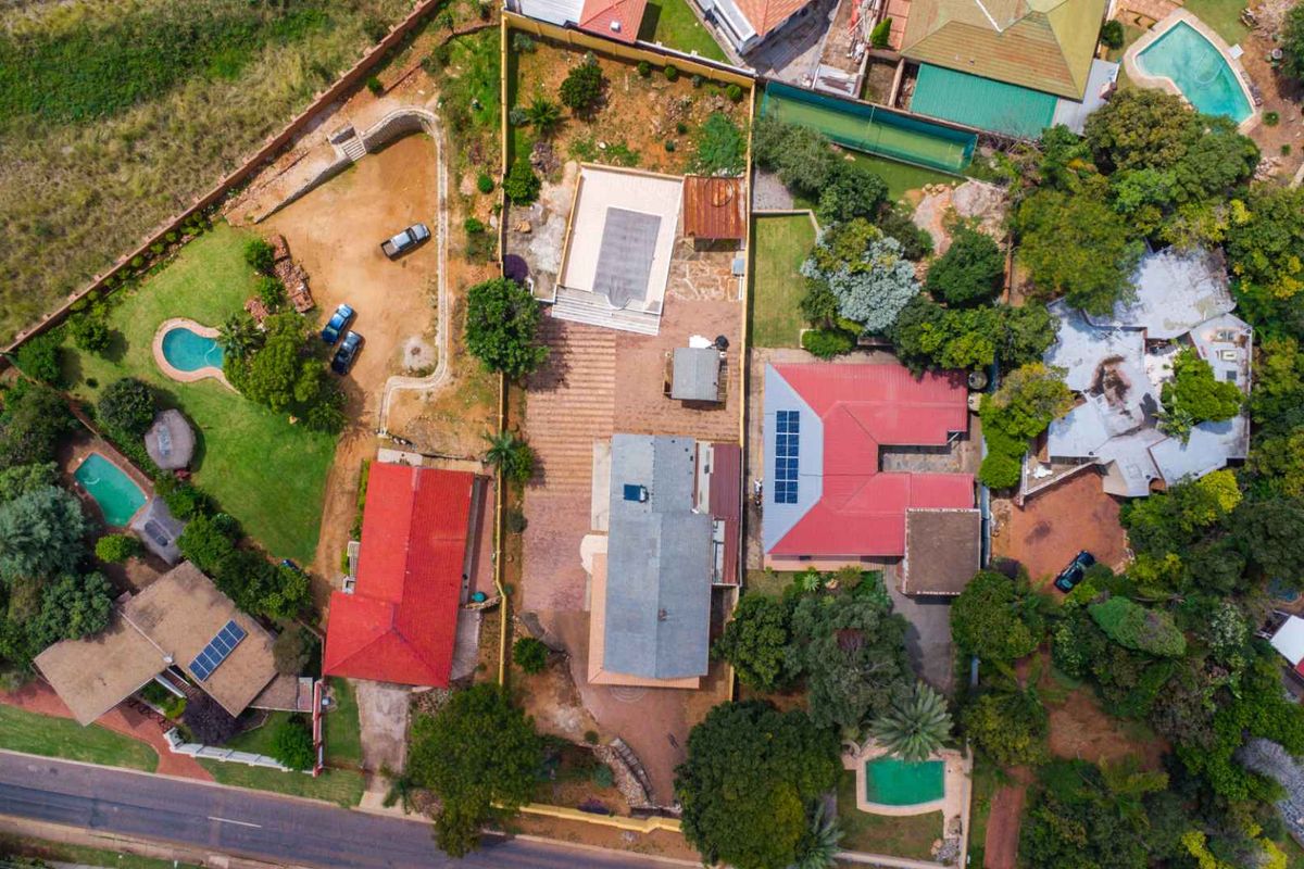 Exceptional Family Living in Waterkloof Ridg - Photo 5