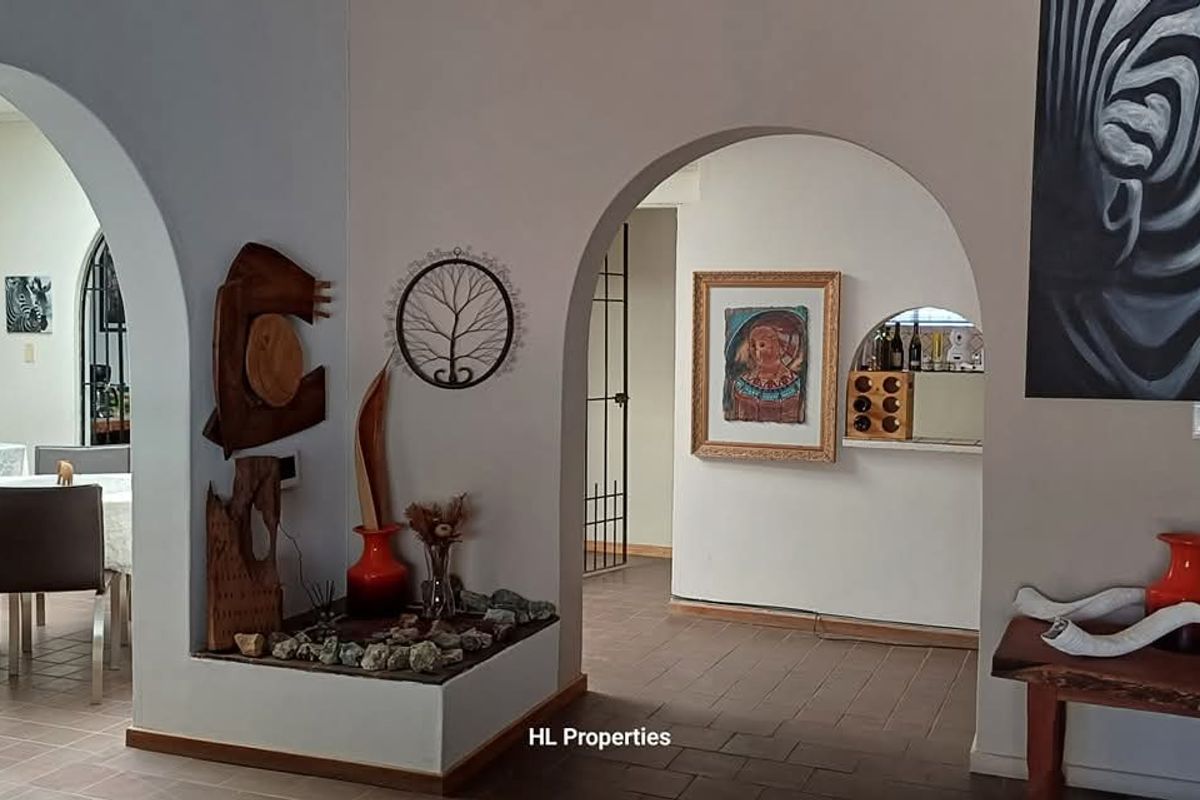 This Guesthouse is perfectly located for this business! Don't miss this opportunity. - Photo 3