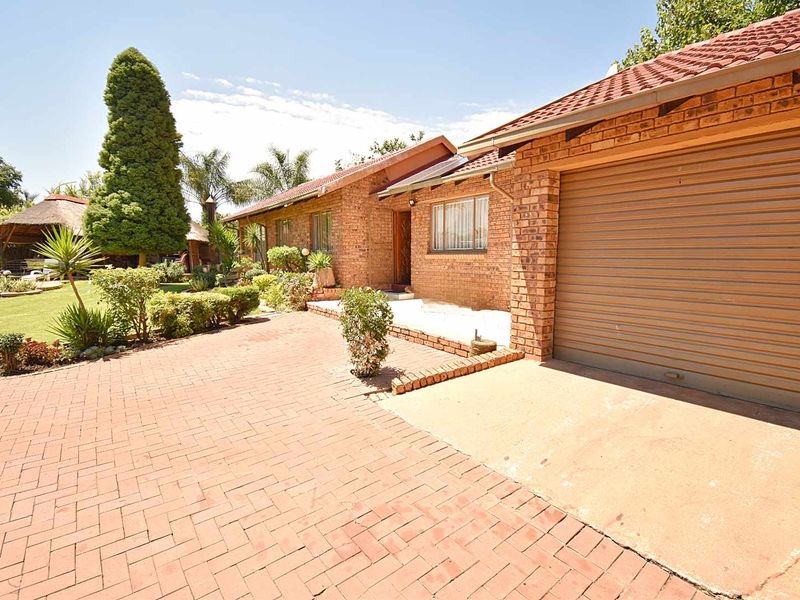 Beautiful Facebrick Home - Photo 2