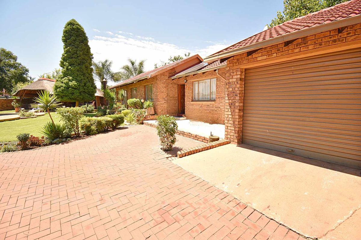 Beautiful Facebrick Home - Photo 2