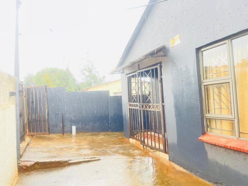 2 Bedroom Home with 4 outside Rooms - Photo 9