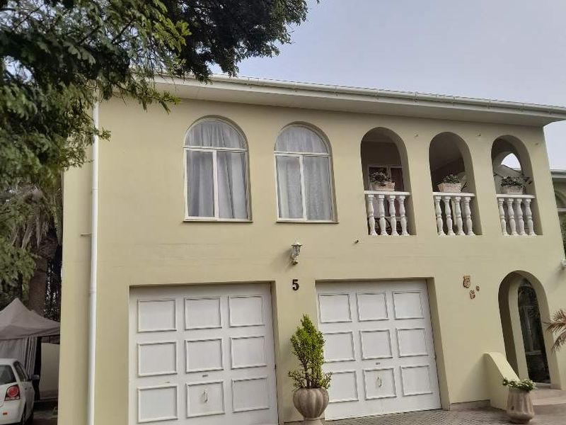 Spacious Luxury: 10 Bedrooms in Swakopmund's Safest Neighborhood - Photo 4