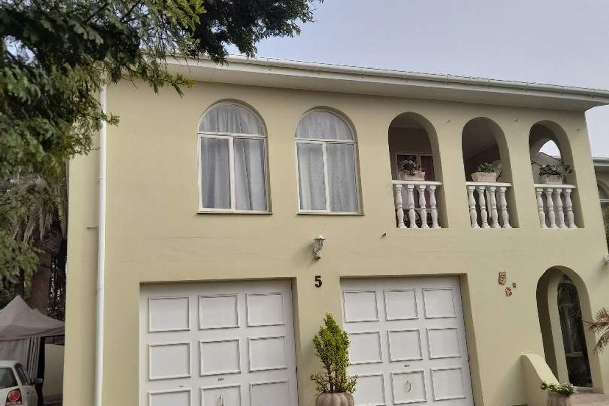 Spacious Luxury: 10 Bedrooms in Swakopmund's Safest Neighborhood - Photo 4