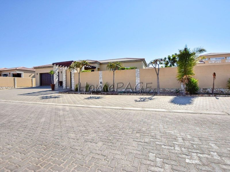 Rossmund Golf Estate, Swakopmund:  Large, Neat, Upmarket Home is for Sale - Photo 1