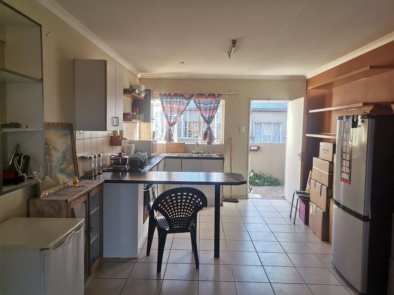 Two-bedroom, one-bathroom townhouse for sale in Soweto - Photo 4