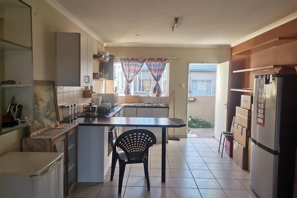 Two-bedroom, one-bathroom townhouse for sale in Soweto - Photo 4