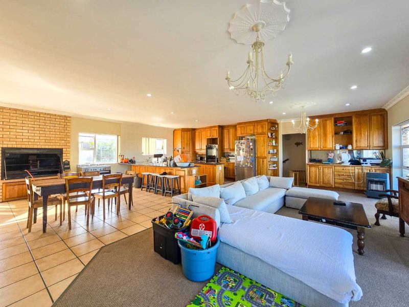 Facebrick family home for sale in Stilbaai-Wes. - Photo 2