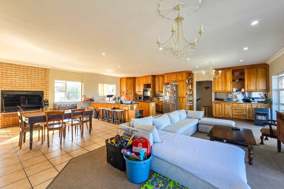 Facebrick family home for sale in Stilbaai-Wes. - Photo 2