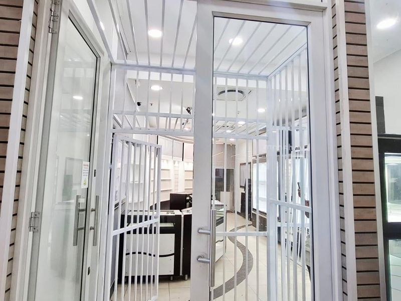 **Shopping Mall Space Unmatched with High Visibility*Larger Option Is Also Available - Photo 4