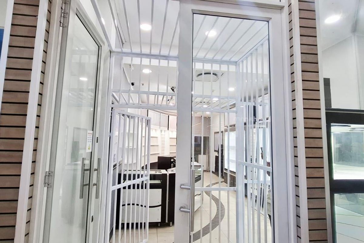 **Shopping Mall Space Unmatched with High Visibility*Larger Option Is Also Available - Photo 4