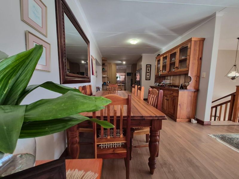 Immaculate and spacious 3-bedroom home, featuring a separate 1-bedroom flatlet for sale in Fraaiuitsig. - Photo 10