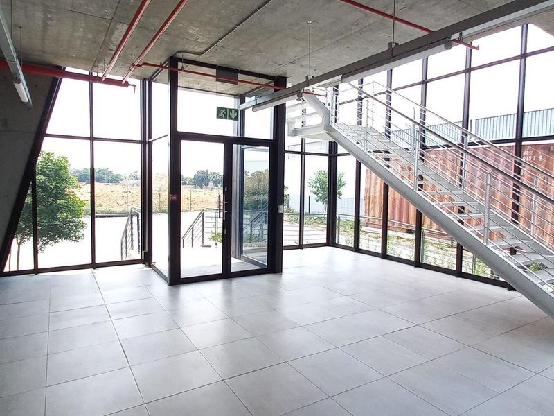 1 765m2 Airport Park Warehouse To Let - Photo 3