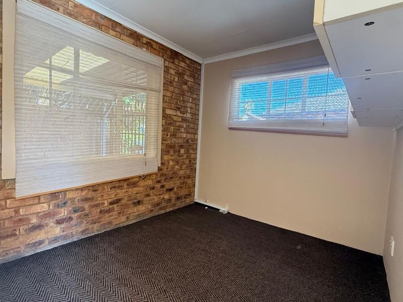 Spacious 3 Bedroom 2 bathroom sectional title unit for the Extended Family Home - Photo 6