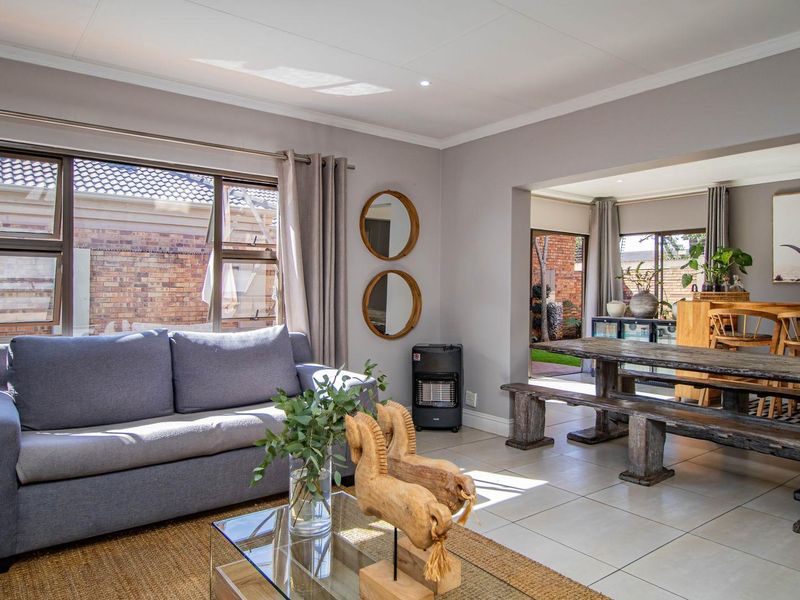 Charming 3-Bed Cluster Home with a Pool - Photo 5
