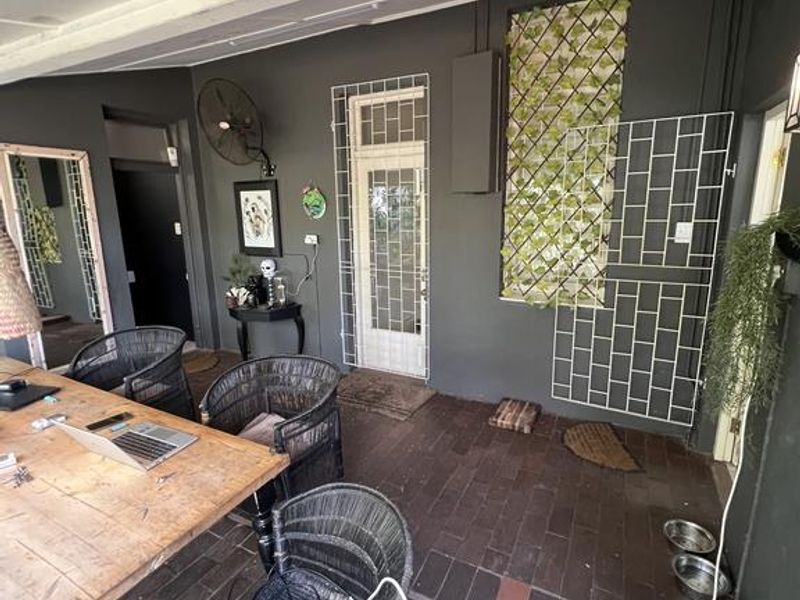 SPACIOUS 3-BEDROOM HOME WITH GRANNY FLAT & POOL - Photo 4