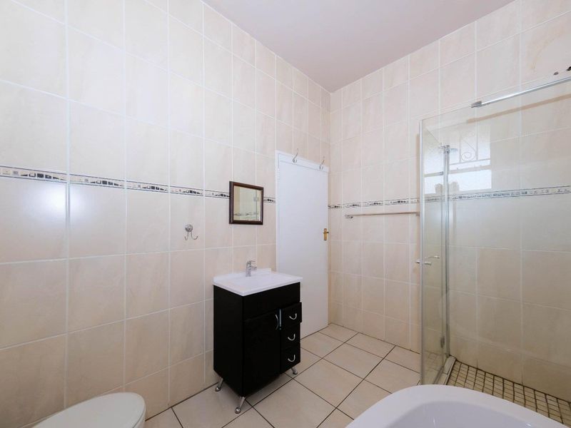 New release! Top floor !Airy &Bright! Negotiable! - Photo 10