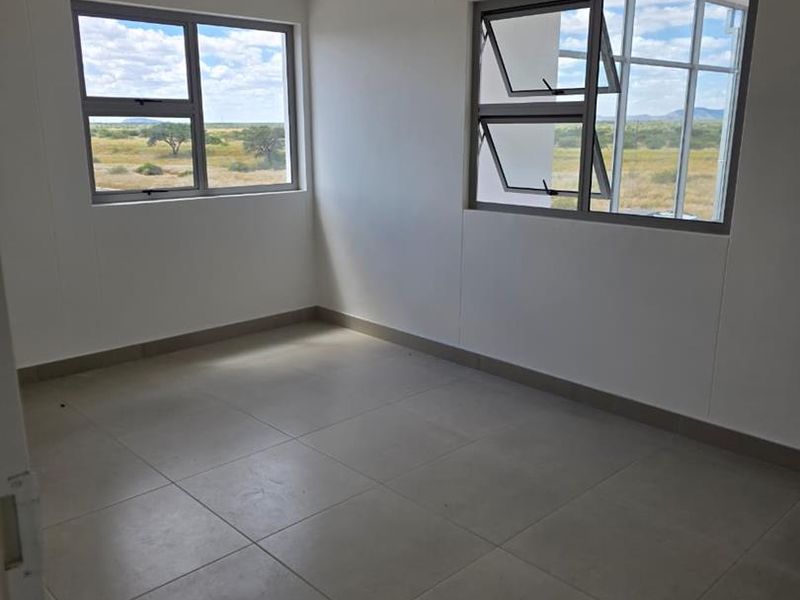 Prime Showroom/Warehouse Space Available Near the Airport - Photo 4