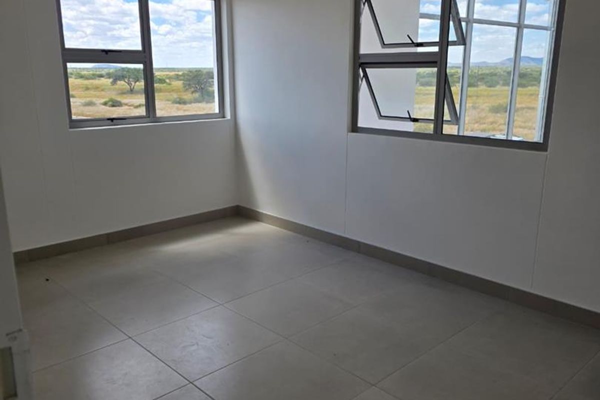 Prime Showroom/Warehouse Space Available Near the Airport - Photo 4