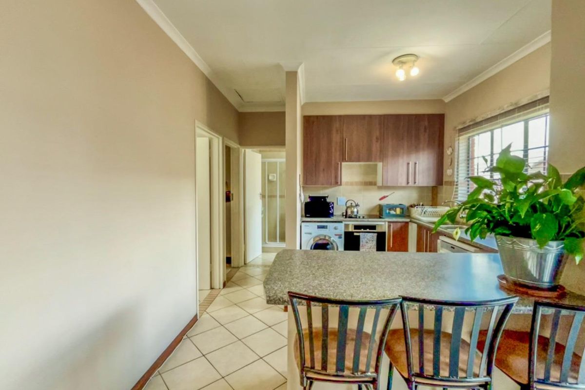 Charming 2 Bedroom Townhouse for Sale in Stoneridge - Photo 5